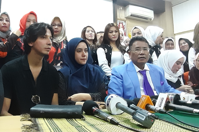 Hasil gambar untuk fairuz nangis