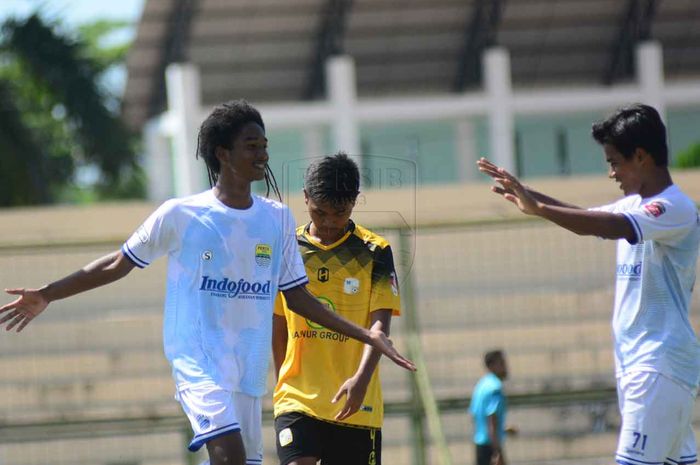 Penyerang Persib U-16, Ronaldo Kwateh (kanan) merayakan gol ke gawang Barito Putera pada laga  Elite Pro Academy PSSI U-16 2019 di Stadion 17 Mei, Banjarmasin, 7 Juli 2019. 