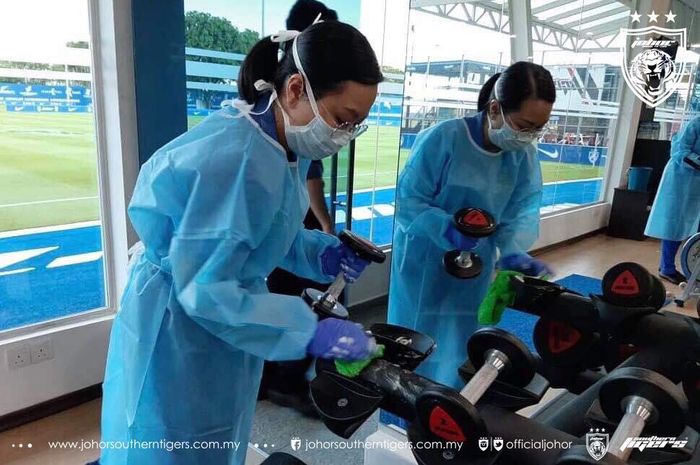 Tim medis Johor Darul Takzim melakukan pembersihan pusat latihan tim di Padang Seri Gelam.