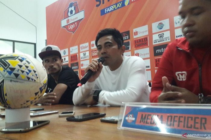 Pelatih PSS Sleman, Seto Nurdiantoro, memberikan keterangan saat konferensi pers setelah pertandingan melawan Kalteng Putra pada pekan ketujuh Liga 1 2019.
