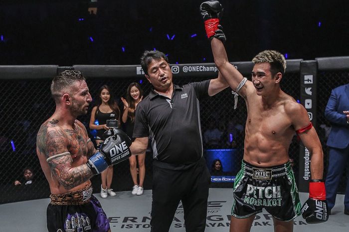 Atlet ONE Championship asal Thailand, Petchmorakot Petchyindee Academy (kanan), dan petarung dari Italia, Giorgio Petrosyan.