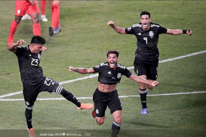 Jonathan dos Santos (tengah), Jesus Gallardo (kiri), dan Raul Jimenez, merayakan keberhasilan timnas Meksiko menjuara Piala Emas 2019 setelah mengalahkan timnas Amerika Serikat dengan skor 1-0, 8 Juli 2019. 