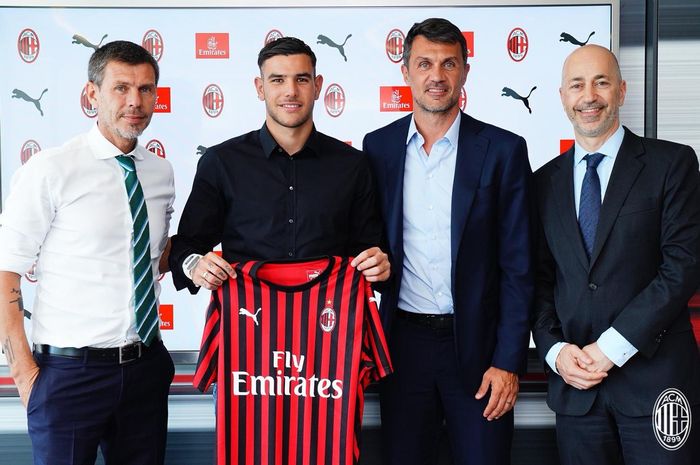 Bek anyar AC Milan, Theo Hernandez (dua dari kiri) diperkenalkan ke publik bersama Direktur Teknik Paolo Maldini (dua dari kanan) dan CEO Ivan Gazidis (pojok kanan).