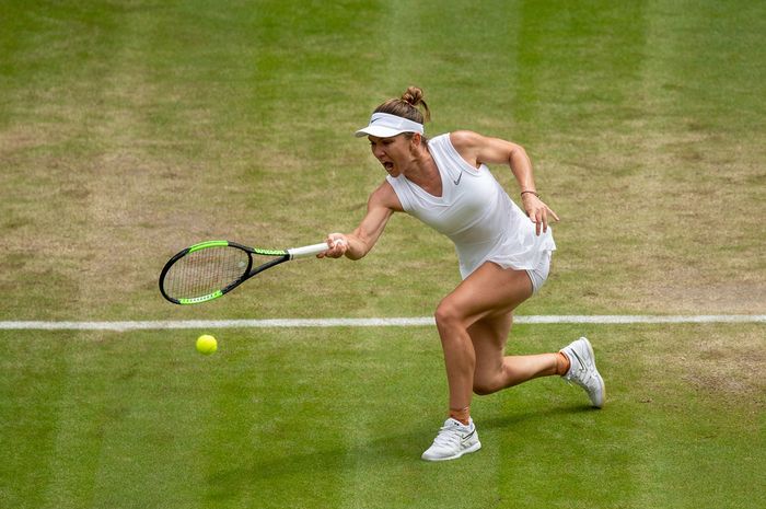 Petenis putri Rumania, Simona Halep, saat menjalani pertandingan melawan Zhang Shuai (China) pada babak perempat final turnamen Grand Slam Wimbledon 2019.