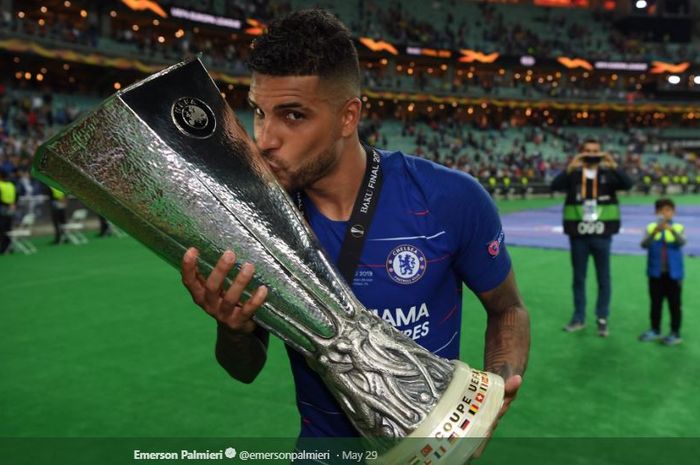 Bek kiri Chelsea, Emerson Palmieri, mencium trofi juara Liga Europa musim 2018-2019.