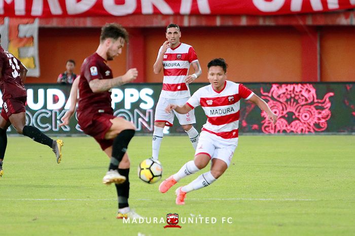 Gelandang Madura United, Syahrian Abimanyu, memulai debutnya bersama tim di ajang resmi saat melawan PSM Makassar pada gelaran Piala Indonesia 2018.
