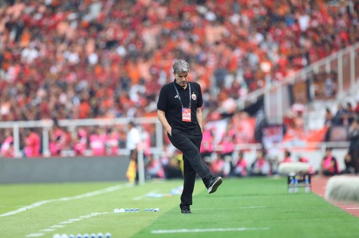 Ekspresi pelatih Persija, Julio Banuelos, dalam duel versus Persib Bandung pada pekan kedelapan Liga 1 2019 di Stadion SUGBK, Rabu (10/7/2019).