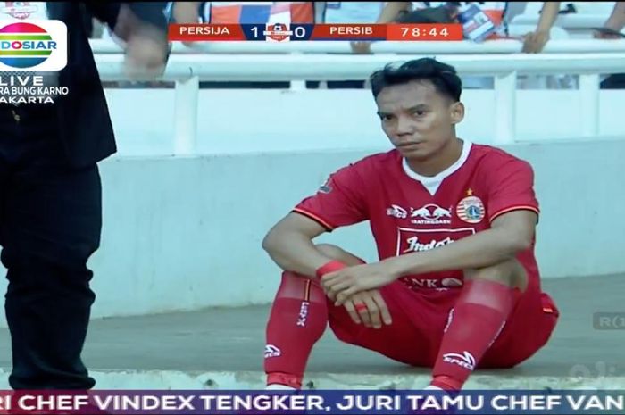 Bek sayap kiri Persija Jakarta, Novri Setiawan, menepi dipinggir lapangan setelah menerima kartu merah saat laga melawan Persib Bandung pada pekan kedelapan Liga 1 2019.