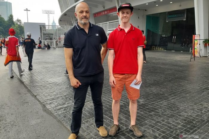Dua warga negara Swedia, Jan Sillen (kiri) dan keponakannya, Oliver Lagerqvist, datang menyaksikan langsung pertandingan Persija Jakarta melawan Persib Bandung di Stadion Utama Gelora Bung Karno, Jakarta, Rabu (10/7/2019).
