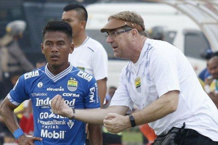 Pelatih Persib Bandung, Robert Rene Alberts (kanan), memberi instruksi kepada Ghozali Siregar (kiri).