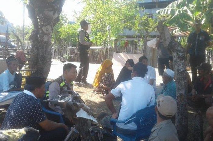 Seorang gadis nekat bunuh diri karena lamaran sang kekasih ditolak keluarga.