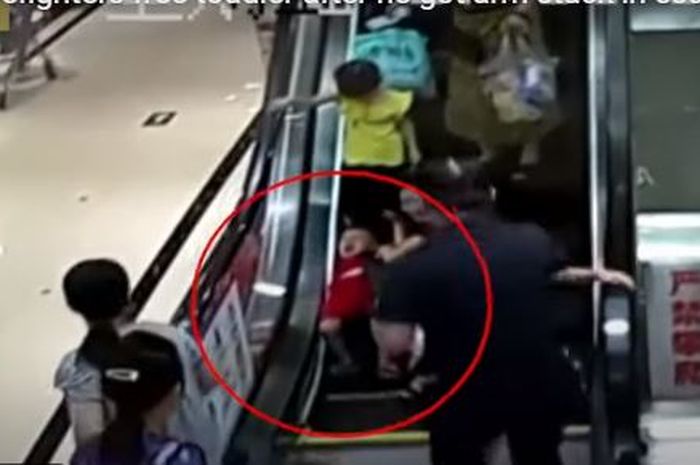 Detik-detik bocah 2 tahun terjepit eskalator.