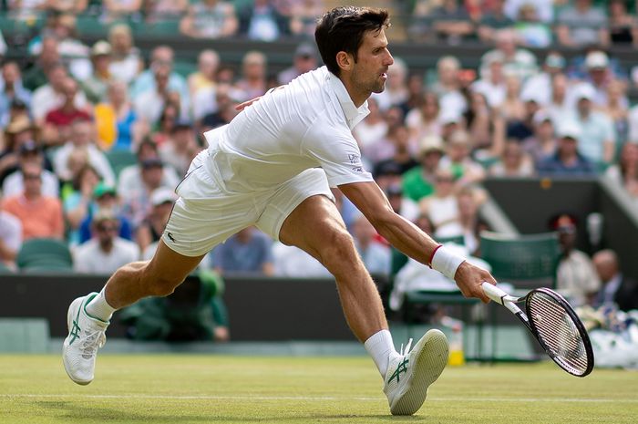 Petenis nomor satu dunia, Novak Djokovic, saat bermain melawan Hubert Hurkacz pada babak ketiga Wimbledon 2019 di London, Inggris, Jumat (5/7/2019)