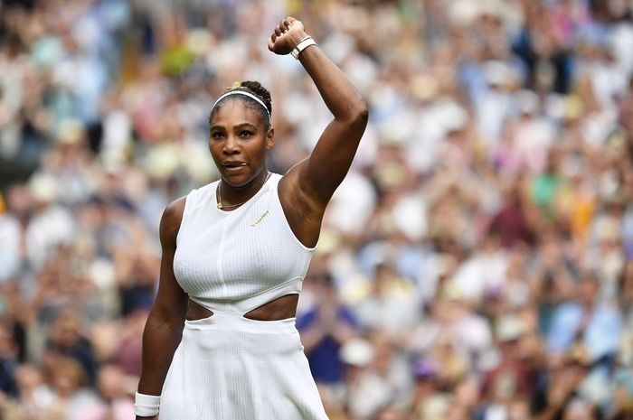 Petenis Amerika Serikat, Serena Williams, mengangkat tangannya usai melakoni laga perempat final Wimbledon 2019, Selasa (9/7/2019).
