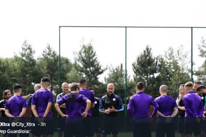 Pep Guardiola mengarahkan para pemain Manchester City dalam sesi latihan pramusim .