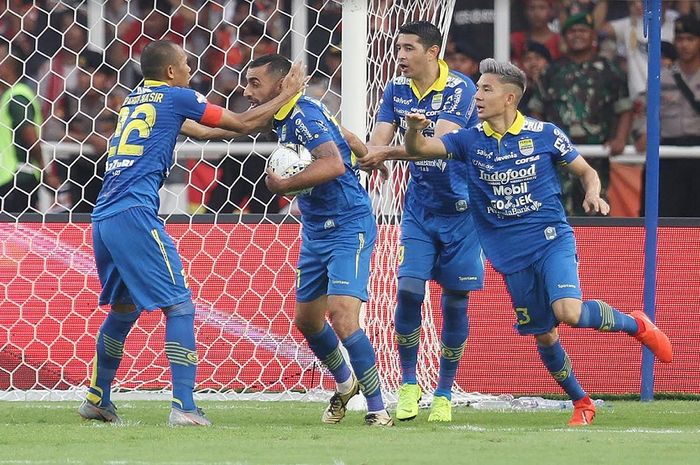 Artur Gevorkyan (kedua dari kiri) disambut Supardi Nasir, Esteban Vizcarra, dam Kim Kurniawan usai mencetak gol ke gawang Persija Jakarta dalam Liga 1 2019 di Stadion Utama Gelora Bung Karno, Jakarta, Rabu (10/7/2019) sore WIB. Persib menahan Persija 1-1.