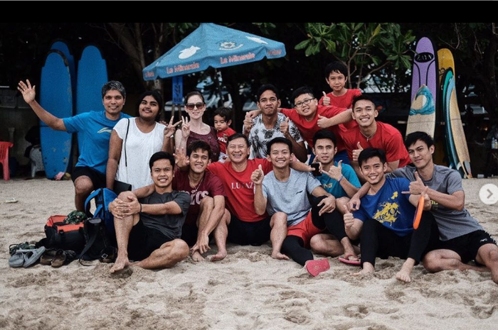 Skuad tunggal putra utama PBSI saat refreshing di Bali, Senin (1/7/2019).