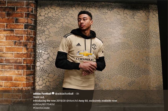 Pemain Manchester United, Jesse Lingard, mengenakan jersey ketiga klub.