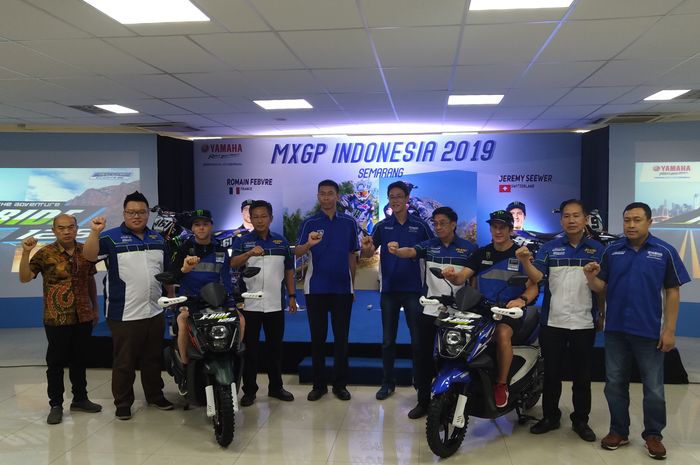 Dua pembalap Monster Energy Yamaha Factory, Jeremy Seewer dan Romain Febvre, di Yamaha Flagship Shop, jelang MXGP of Asia Semarang 2019