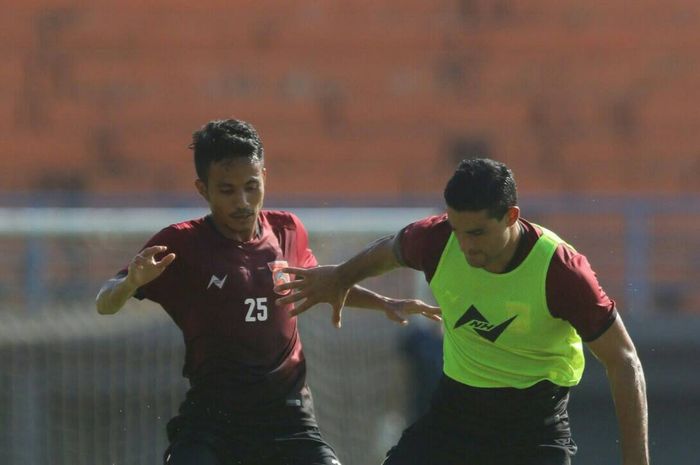 Mantan gelandang Borneo FC, Finky Pasamba (kiri) saat mengikuti latihan bersama tim di sela kompetisi Liga 1 2019.