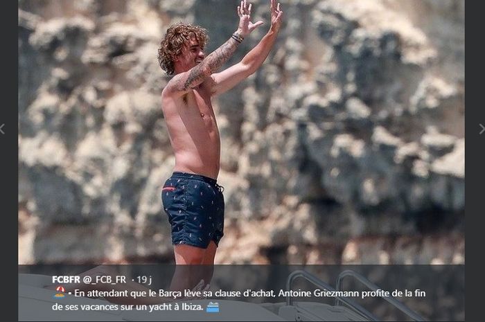 Antoine Griezmann saat liburan di Ibiza bersama keluarga dan teman-temannya.