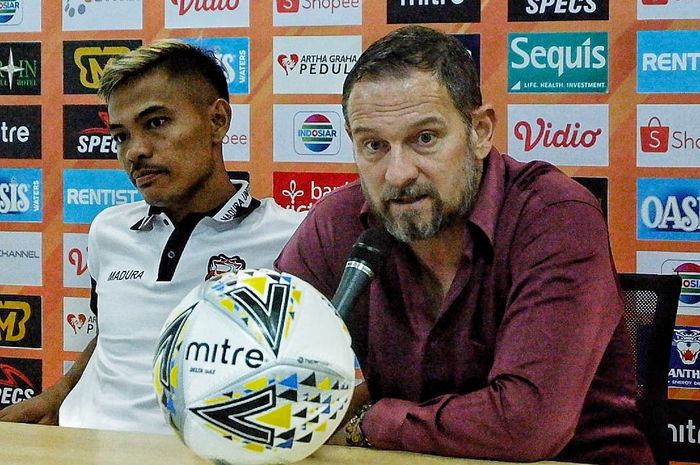 Pemain dan pelatih Asep Berlian serta Dejan Antonic saat memberikan keterangan pers pasca laga kontra Tira Persikabo, Jumat (12/7/2019).