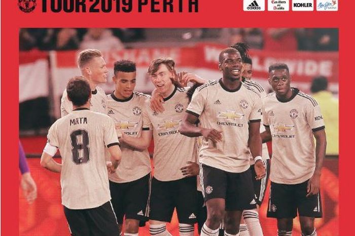 Para pemain Manchester United merayakan gol yang dicetak oleh James Garner (keempat dari kiri) dalam laga pramusim melawan Perth Glory di Stadion Optus, Perth, Australia, 13 Juli 2019.