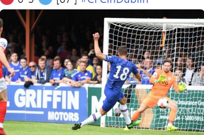 Striker Chelsea, Olivier Giroud, mencetak gol ke gawang St. Patrick's dalam laga pramusim di Richmond Park, 13 Juli 2019.