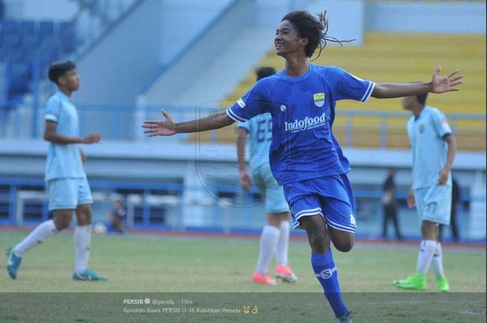 Ronaldo Kwateh merayakan gol untuk Persib Bandung U-16.