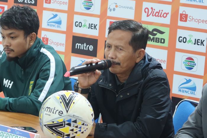 Eks pelatih Persebaya Surabaya, Djadjang Nurdjaman saat menghadiri di pers konferensi pasca laga PSS Sleman VS Persebaya Surabaya di 