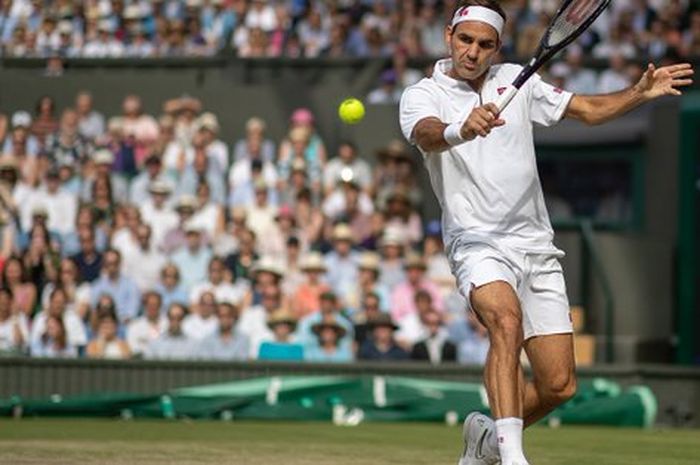 Petenis Putra Swiss, Roger Federer, saat menjalani pertandingan semifinal melawan Rafael Nadal (Spanyol) pada semifinal Wimbledon 2019 di di Centre Court All England Lawn Tennis and Croquet Club, Wimbledon, Inggris, Jumat (12/7/2019).