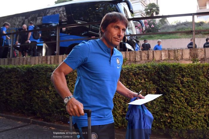 Antonio Conte saat tiba menjelang sesi latihan Inter Milan.