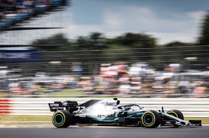 Aksi pembalap Mercedes, Valtteri Bottas pada hari pertama F1 Inggris 2019, Jumat (12/7/2019)