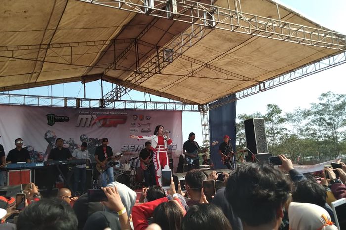 BOLASPORT.COM - Penyanyi Via Vallen jadi salah satu yang tampil dalam rangkaian acara MXGP of Asia di Semarang, Sabtu (13/7/2019)