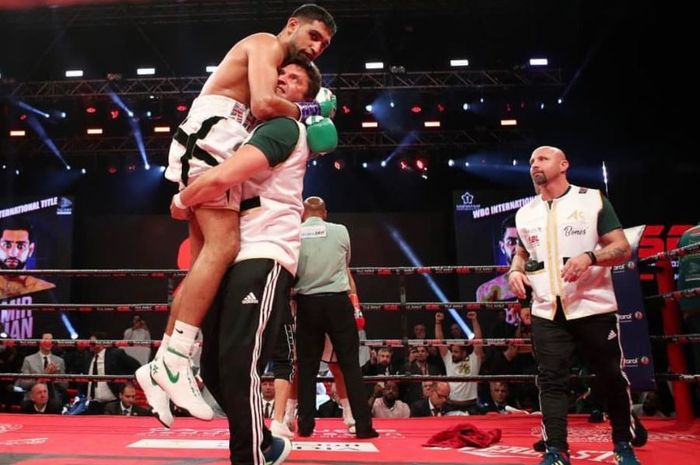 Amir Khan lakukan selebrasi usai kalahkan Billy Dib, Jumat (12/7/2019)