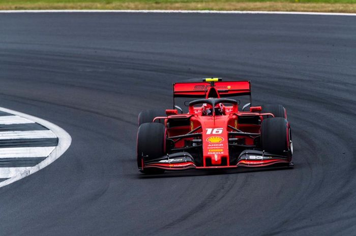 Aksi pembalap Ferrari, Charles Leclerc pada babak kualifikasi F1 Inggris 2019, Sabtu (13/7/2019)