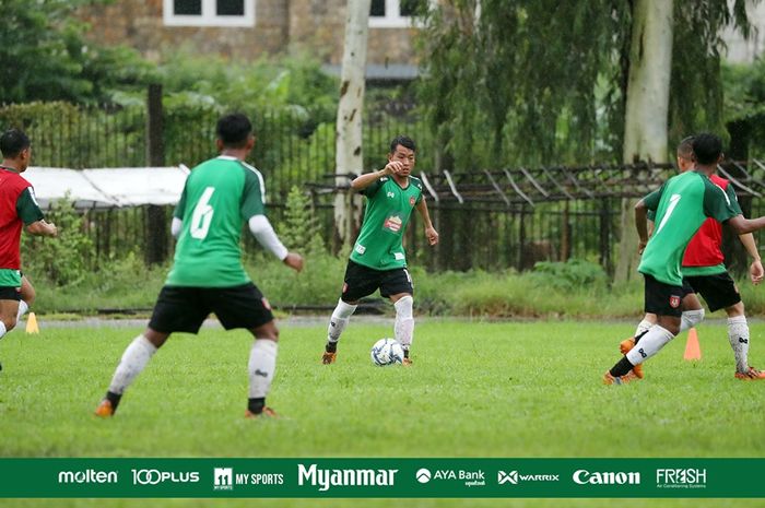 Para pemain timnas U-18 Myanmar dalam sesi latihan untuk persiapan ke Piala AFF U-18 2019 pada 10 Juli 2019.
