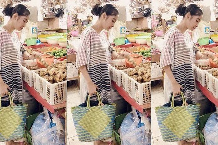 Uut Permatasari berbelanja di pasar dengan tampilan sederhana.