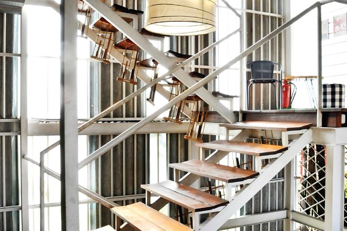 Biar Engga Tambah Penuh, Ini Tips Bikin Tangga di Rumah Mungil - iDEA