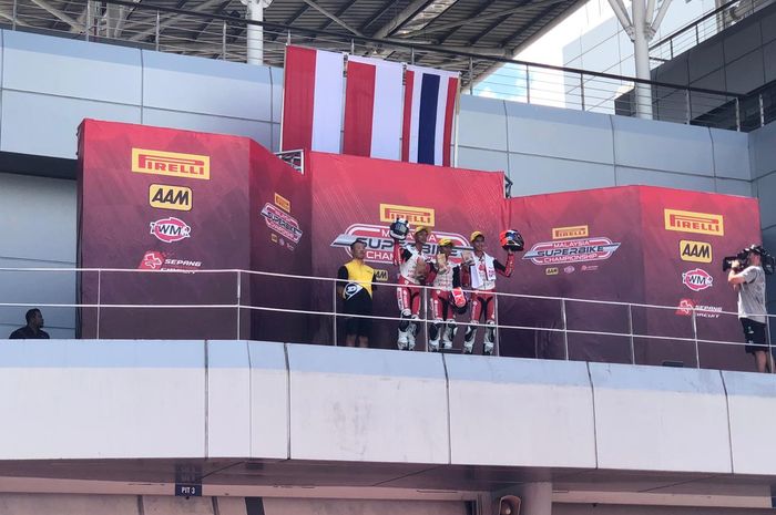 Dua pembalap Astra Honda Motor, Azryan Dheyo Wahyumaniadi dan Herlian Dandi, di podium  Thailand Talet Cup (TTC) seri ketiga di Chang International Circuit, Buriram, Thailand.
