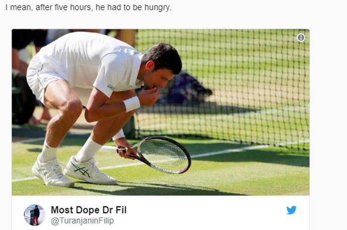 Novak Djokovic memakan rumput di Centre Court, Wimbledon, setelah memenangi Wimbledon 2019, Minggu (14/7/2019).