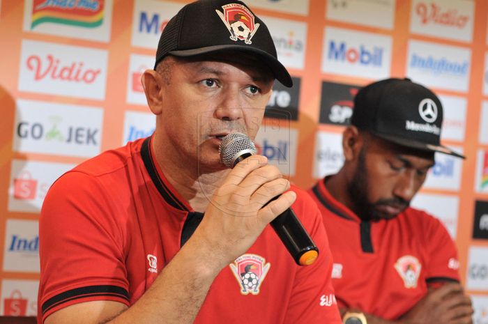 Pelatih Kalteng Putra, Gomes De Oliveira, memberikan keterangan saat jumpa pers jelang lawan Persib Bandung pada pekan kesembilan Liga 1 2019 di Stadion Si Jalak Harupat, Bandung, pada 16 Juli 2019.