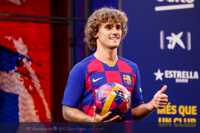 Striker baru Barcelona, Antoine Griezmann, saat diperkenalkan di Stadion Camp Nou pada Ahad (14/7/2019) waktu setempat.