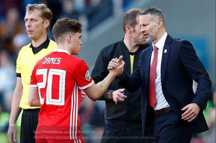 Daniel James (kiri) bersama Ryan Giggs saat membela timnas Wales.