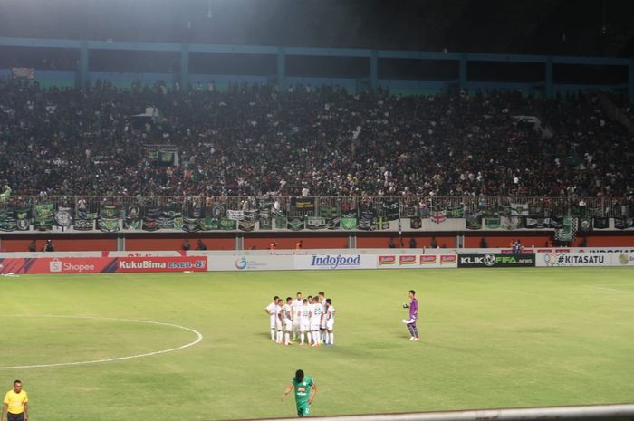 Para pemain Persebaya Surabaya melakukan evaluasi tanpa kehadiran pelatih Djadjang Nurdjaman saat laga kontra PSS Sleman pada pekan kedelapan Liga 1 2019.