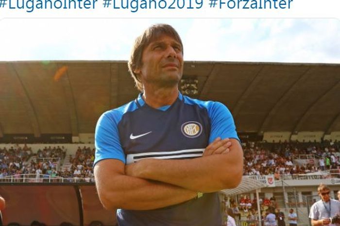 Pelatih Inter Milan, Antonio Conte, mendampingi anak-anak asuhnya dalam laga pramusim melawan Lugano di Stadion Di Cornaredo, Minggu (14/7/2019).