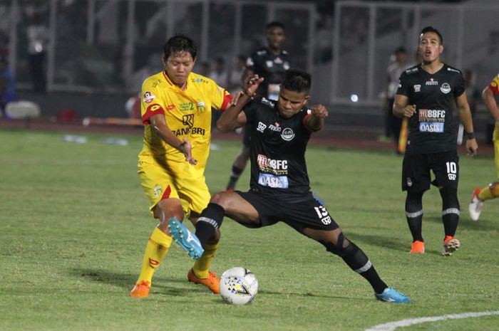 Duel antara Adam Alis dan Manahati Lestusen pada laga Bhayangkara FC Vs Tira Persikabo di Stadion Madya, Jakarta, Kamis (4/7/2019).