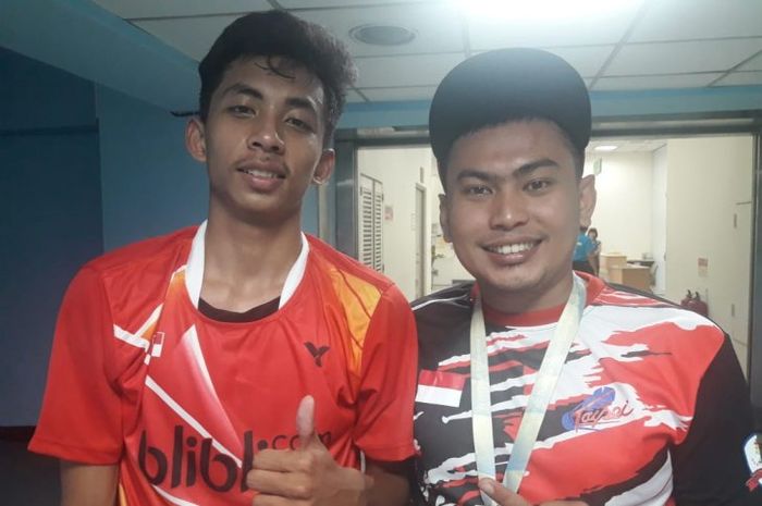 Ilyas Rachman Ryandhani (kiri) seusai menjadi juara tunggal putra pada Kejuaraan Dunia Bulu Tangkis Tuna Rungu 2019, di Taiwan,  Senin (15/7/2019).
