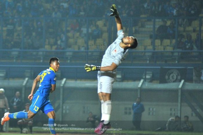 Febri Hariyadi (kiri) mencetak dua gol Persib ke gawang Kalteng Putra dalam partai Liga 1 di Stadion Si Jalak Harupat, 16 Juli 2019.