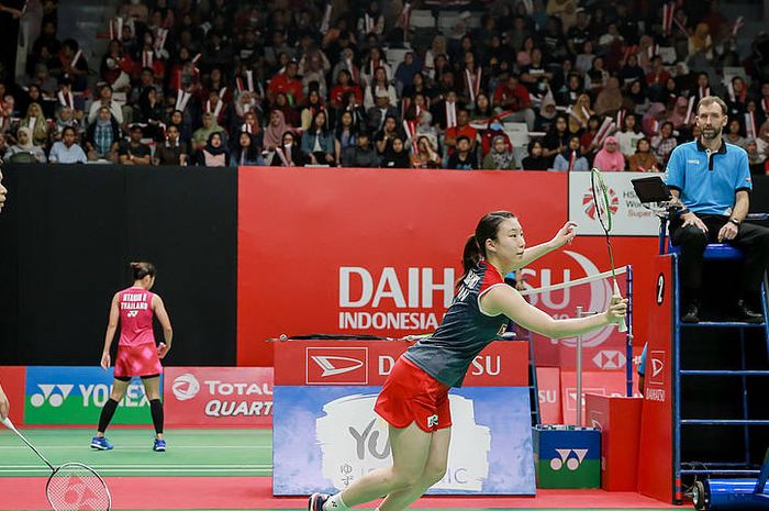 Pasangan ganda campuran Jepang, Yuta Watanabe/Arisa Higashino, bertanding pada Indonesia Masters 2019 di Istora Senayan, Jakarta.